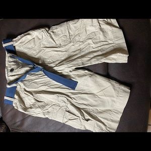 Express Cream Cargo shorts with navy belt. Size 30